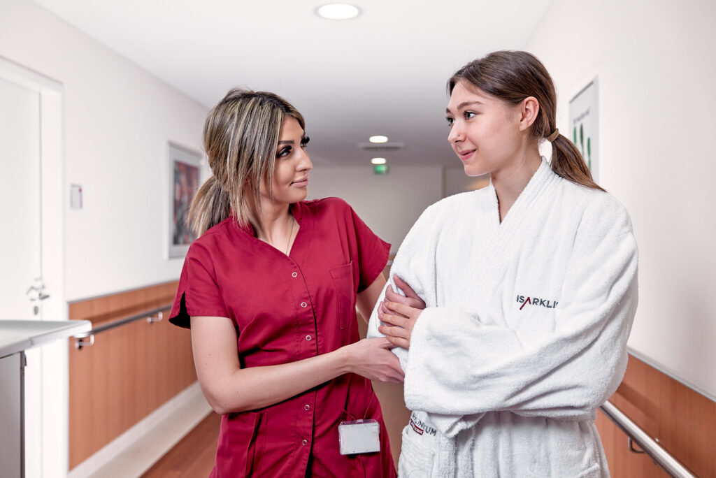 Eine Pflegekraft mit einer Patientin auf der Pettenkofer Station